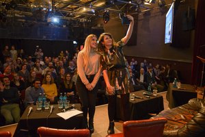 Bianca Heinicke und Geraldine de Bastion, Moderatorin des Abends, machen einen Selfie vor Publikum.