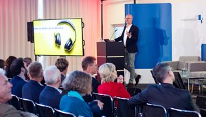 Medienberater Dr. Lars Peters bei seiner Keynote zum Online-Audio-Monitor