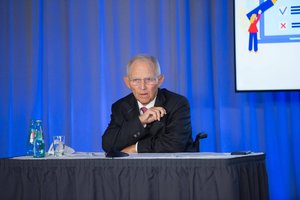 Dr. Wolfgang Schäuble hält die Keynote beim DLM-Symposium 2021.