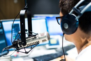 Junger Mann im Radiostudio
