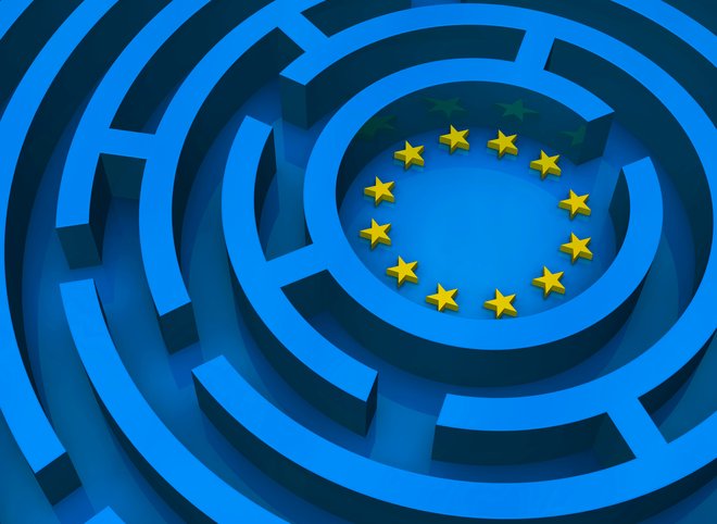 Blaues Labyrinth mit den Sternen der Europaflagge