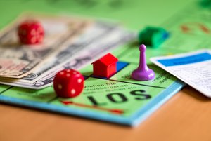 Der Ausschnitt eines Monopoly-Spiels assoziiert den Begriff Monopol - etwas, was die KEK im Medienbereich mit ihrem Auftrag der Konzentrationskontrolle verhindern soll.
