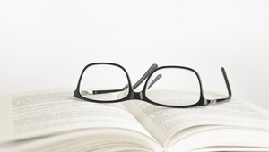 Buch mit Brille